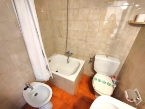 uma pequena casa de banho com WC e lavatório em Estudio Roses, estudio, 3 personas - ES-258-40 em Roses