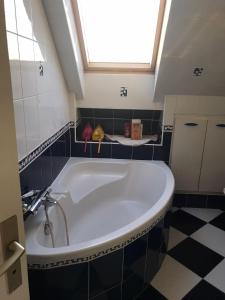 een groot bad in een badkamer met een raam bij Chambourcy poissy in Poissy