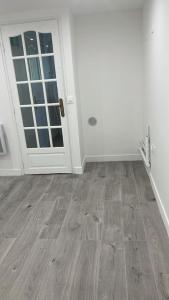 een lege kamer met een deur en een houten vloer bij Chambourcy poissy in Poissy