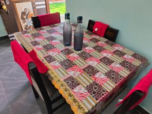 une table avec deux vases au-dessus dans l'établissement Angelina Guest House, à Hyderabad