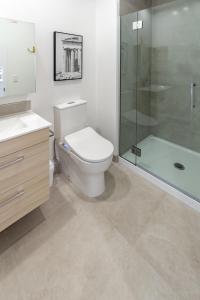 Vonios kambarys apgyvendinimo įstaigoje Santorini inspired Studio 1 Bed 1 Bath CBD