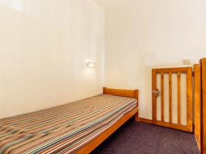 ein kleines Schlafzimmer mit einem Bett in einem Zimmer in der Unterkunft Appartement Plagne Soleil, 3 pièces, 6 personnes - FR-1-351-3 in Plagne Villages