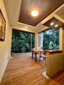 sala de estar con mesa y ventana grande en Rare House en Ubud