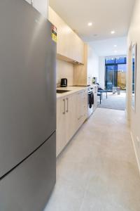Virtuvė arba virtuvėlė apgyvendinimo įstaigoje Santorini inspired Studio 1 Bed 1 Bath CBD