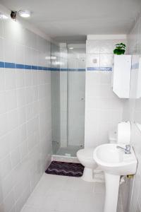 a bathroom with a toilet and a sink and a shower at Comfort House in Santa Marta