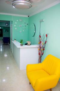 a room with a yellow couch and a mirror at Comfort House in Santa Marta
