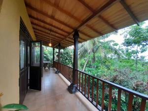 Villa Thawthisa The Boutique Hotel Unawatuna tesisinde bir balkon veya teras