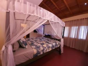 Ein Bett oder Betten in einem Zimmer der Unterkunft Villa Thawthisa The Boutique Hotel Unawatuna