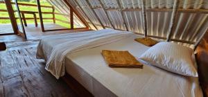 1 dormitorio con 2 camas y toallas. en Kingdom of Rustic Ella, en Ella 56 fotos más