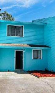 un edificio azul con una puerta delante en Mandarin Cheerful 2 Bedroom Townhouse w/fireplace, en Jacksonville