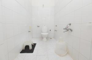 馬西尼古蒂的住宿－SECRET IVORY，白色的浴室设有卫生间和水槽。