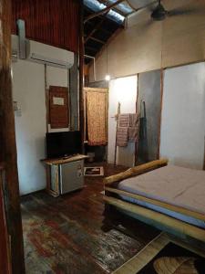 Postel nebo postele na pokoji v ubytování Cahaya Wooden Studio
