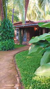 una casa con una pasarela frente a un patio en Nongu Home en Trincomalee