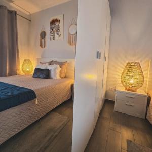 Un dormitorio con una cama con dos lámparas encima. en Welcome Pico, en Madalena