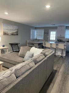 Una sala de estar con un sofá y una cocina. en Beach Block, 4 mi to AC, en Brigantine