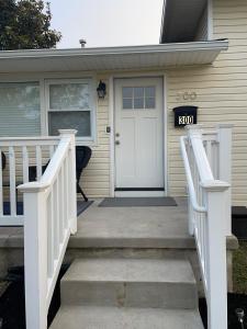 una casa con una puerta blanca y un porche en Beach Block, 4 mi to AC, en Brigantine