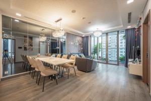 uma sala de jantar com mesa e cadeiras em LANMARK 81 Enigma Residences em Ho Chi Minh