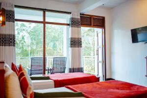 Кровать или кровати в номере Adams Peak Inn