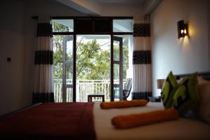 Кровать или кровати в номере Adams Peak Inn
