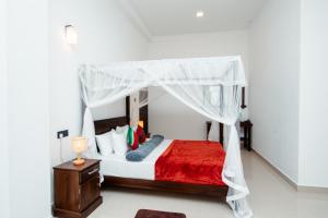 Кровать или кровати в номере Adams Peak Inn
