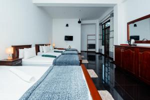 Кровать или кровати в номере Adams Peak Inn