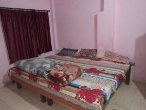 เตียงในห้องที่ Ram priya kunj Atithi Niketan
