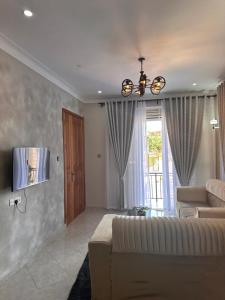 TV i/ili multimedijalni sistem u objektu Vera's Luxury Home Near Speke Resort Munyonyo