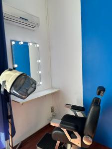 une salle avec un miroir et une chaise en face d'une salle de sport dans l'établissement Via Zara, à Palerme