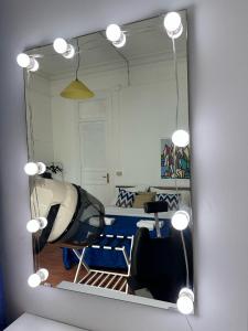 パレルモにあるVia Zaraの椅子とテーブル付きの部屋を反映する鏡