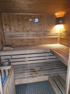 una sauna con paredes de madera y suelo de madera en Ferienwohnung - Apartment Pichlarn Holiday, en Aigen im Ennstal