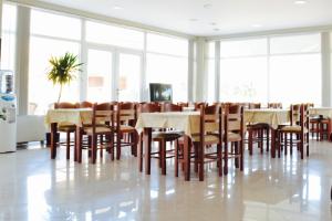 a dining room with a table and chairs at Hotel Toronto in Paralia Katerinis