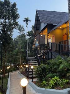 une maison avec un escalier menant à celle-ci dans l'établissement Mountain Vibes Resort Wayanad, à Wayanad