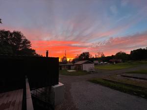 Blick auf den Sonnenuntergang/Sonnenaufgang von des Campingplatzes aus oder aus der Nähe