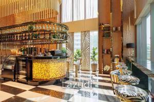 um átrio de um hotel com um bar e cadeiras em 59th Floor Infinity Pool, Luxury 5 Star Room em Praia de Jomtien