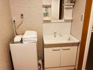 大阪市にある全新上线花跡民宿4号館301，关西机场直达萩之茶屋出站1分钟！难波，心斋桥4分钟车程！の小さなキッチン(シンク、シンク付)