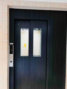大阪市にある全新上线花跡民宿4号館301，关西机场直达萩之茶屋出站1分钟！难波，心斋桥4分钟车程！の黒い扉