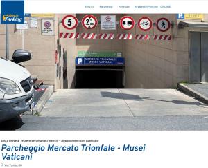 une voiture garée devant un tunnel avec des panneaux dans l'établissement Dimora del Papa, à Rome