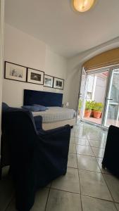 een slaapkamer met een bed en een groot raam bij CAPRI DESIGN ROOM in Capri