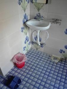 een badkamer met een wastafel en een blauwe tegelvloer bij Best Hostel in Kathmandu