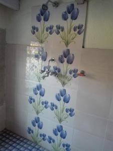 un mural de flores azules en una pared en Best Hostel en Katmandú