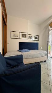 een slaapkamer met een groot bed en een bank bij CAPRI DESIGN ROOM in Capri