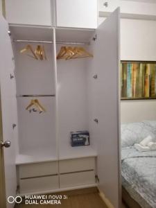 1 dormitorio con 1 cama y armario con zapatos en 2BR Fully Furnished Unit at Fairview QC, en Manila 13 fotos más