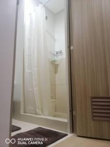 Un baño con ducha con puerta de cristal en 2BR Fully Furnished Unit at Fairview QC, en Manila