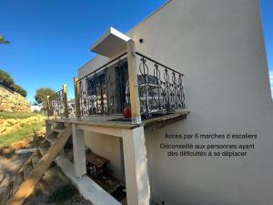 uma varanda do lado de um edifício em Bel appartement proche de cannes em Vallauris