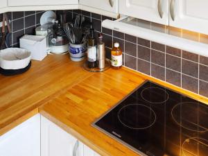 un bancone della cucina con ripiano in legno di 7 person holiday home in KLOKKARVIK a Klokkarvik Altre 15 foto
