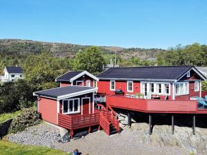 Ein paar rote Häuser auf einem Hügel in der Unterkunft Holiday home KLOKKARVIK II in Klokkarvik