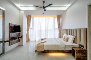 een slaapkamer met een bed en een groot raam bij Hotel Darshan Executive in Tuljapur