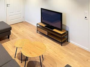 un salon avec une télévision à écran plat sur une table dans l'établissement Holiday home Ålfoten, à Davik