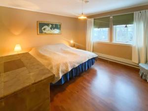מיטה או מיטות בחדר ב-Holiday home Søvik