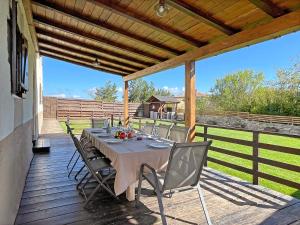 une table et des chaises sur une terrasse avec une clôture dans l'établissement Casa Larriz, à Artázcoz